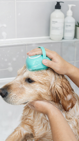 Cepillo de Baño para Mascotas — Masajeador de Silicona con Dispensador de Shampoo